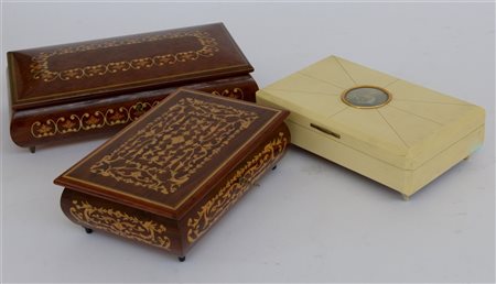 Lotto di tre carillon con vani porta gioielli, fatture e misure difetti (difett