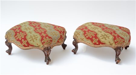 Coppia di poggiapiedi del secolo XIX, rivestiti con tessuto a piccolo punto (di