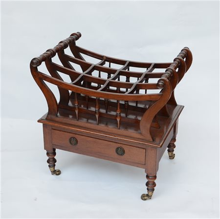 Porta bottiglie in mogano con prese e ringhiere di forma tornita e mossa. Casse