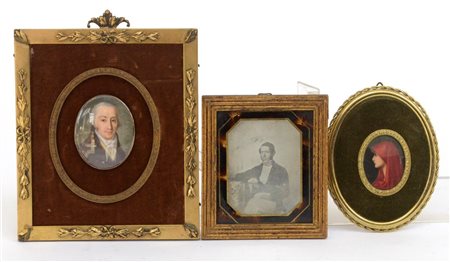 Lotto composto da due miniature raffiguranti un ritratto maschile e un profilo