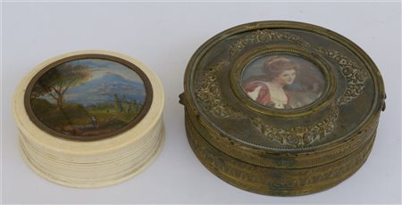 Lotto di due scatoline tonde, una in avorio con coperchio centrato da un paesag