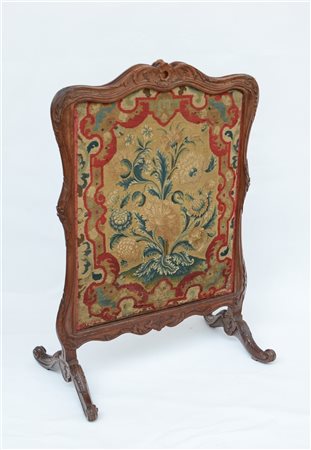 Parascintille in noce intagliato a volute e foglie decorato con tessuto a picco