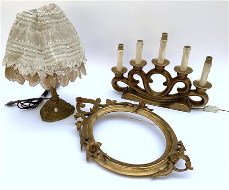 Lotto composto da una lampada da tavolo in bronzo con paralume in pizzo, una co