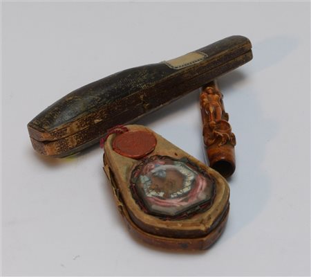 Lotto composto da una reliquia dentro un pendente in cristallo e un bocchino in