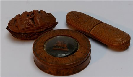 Lotto di tre contenitori in legno con figure intagliate (difetti)