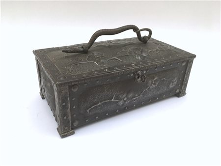 Piccolo forziere in ferro sbalzato con decori a motivi naturalistici e manico a