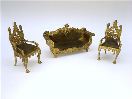 Fornitura da salotto in miniatura composta da un divano e una coppia di poltron