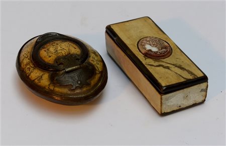 Lotto composto da una tabacchiera in osso con coperchio centrato da cammeo e un