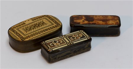 Lotto di tre tabacchiere con coperchi decorati, in osso, avorio e tartaruga (di