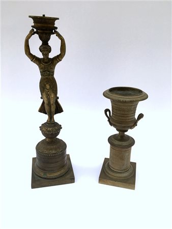 Lotto composto da un vasetto biansato in bronzo montato su colonna e una strutt