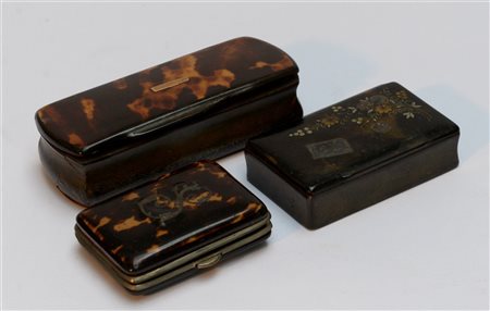 Lotto di due scatoline e un borsellino in tartaruga con piccoli decori (difetti