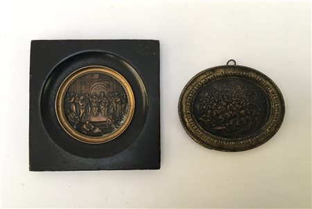 Lotto composto da un bassorilievo ovale in bronzo raffigurante una battaglia ed