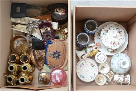 Due cartoni contenenti numerosi oggetti per usi vari e di epoche differenti (di