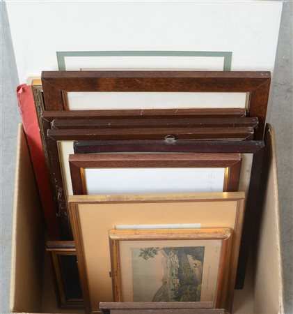 Cartone contenente incisioni e riproduzioni di epoche e misure differenti (dife