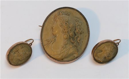 Demi-parure composta da spilla ed orecchini in metallo con cammei in pietra lav