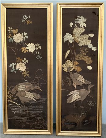 Coppia di pannelli ricamati in seta, fili d'argento raffiguranti pavoncelle e r