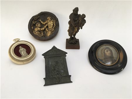 Lotto di cinque manufatti devozionali: un altorilievo e una scultura in legno r