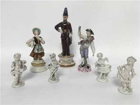 Lotto composto da quattro sculturine in porcellana bianca raffiguranti fanciull