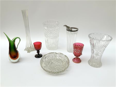 Lotto composto da quattro vasi, un versatoio e un posacenere in cristallo, e du
