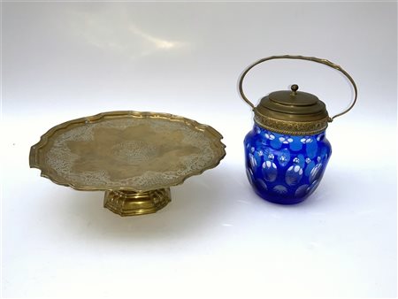 Lotto composto da un'alzatina in metallo e un vaso in cristallo blu con coperch