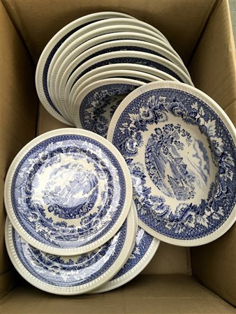 Cartone contenente una parte di servizio di piatti di manifattura inglese (dife