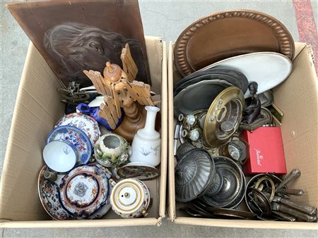 Lotto di due cartoni contenenti numerosi oggetti per usi e di materiali differe