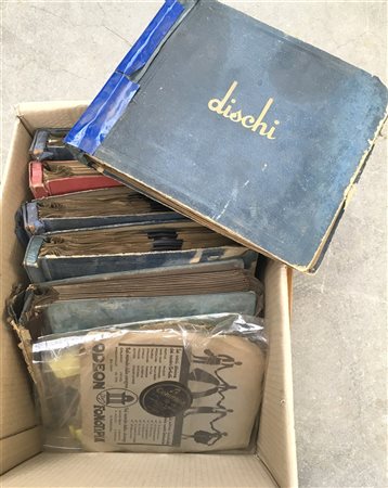Cartone contenente numerosi dischi 78 giri di musica classica e jazz, in raccog