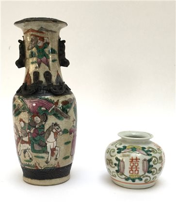 Vaso e piccola potiche in porcellana policroma decorati con figure motivi vari