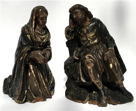 Lotto di due antiche sculture in legno laccato raffiguranti la Madonna orante e