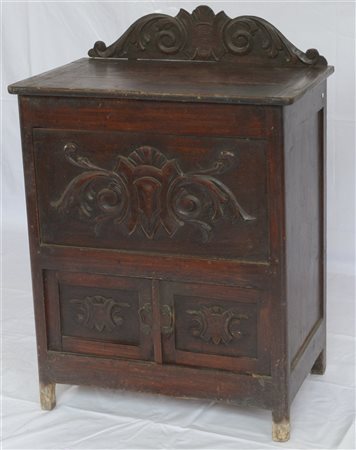 Madia in legno di rovere con piano ribaltabile, cimasa e pannelli intagliati e