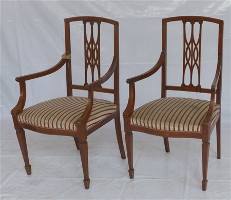 Coppia di poltroncine in mogano con schinale a giorno, gambe anteriori rastrema