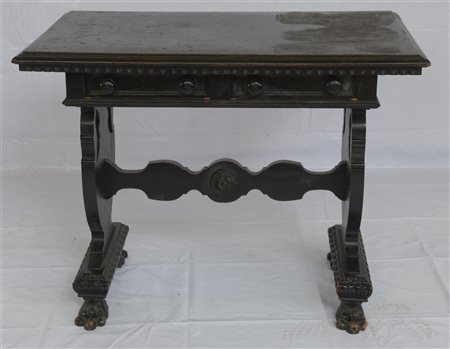 Tavolo scrittoio in legno ebanizzato, scolpito a motivi rinascimentali, con due