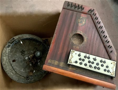 Cartone contenente uno strumento musicale e un lampadario a coppa. (gravi difet