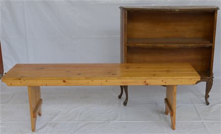 Lotto composto da una panchetta rustica in legno d'abete ed una piccola libreri