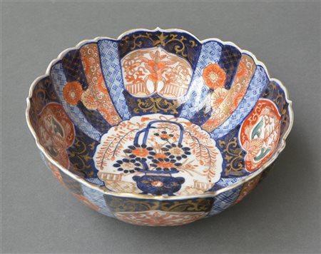 Grande ciotola polilobata in porcellana Imari
Giappone, sec. XX
(d cm 24,5)