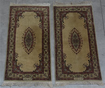 Coppia di tappeti Sparta, Anatolia, secolo XX. ��Decoro a medaglione ellittico