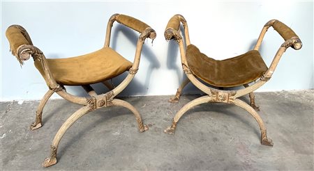 Coppia di panchetti in legno intagliato, laccato e parzialmente dorato (difetti