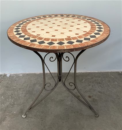 Tavolino tondo da giardino con struttura in ferro e piano decorato con tessere