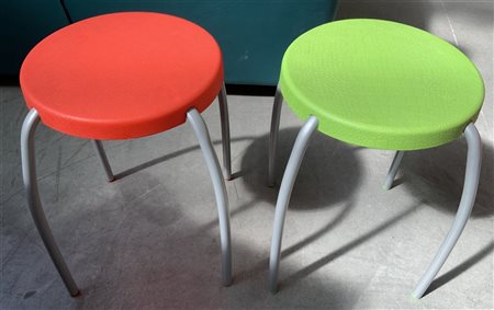 Coppia di sgabellini Ikea con seduta in plastica colorata (verde e rosso) (liev