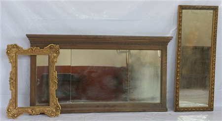 Lotto composto da una caminiera e due cornici in legno dorato, di cui una conte