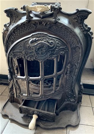 Stufa a caminetto in ghisa marcata E. Cabroche, modello La Salamandre. Francia