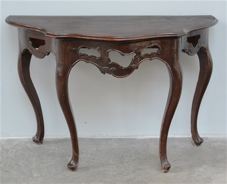 Console veneta in noce con piano sagomato, fascia intagliata e sagomata, quattr