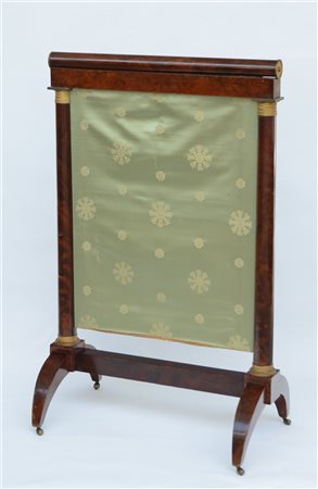 Parascintille con montanti a colonne tornite decorate con applicazioni in metal