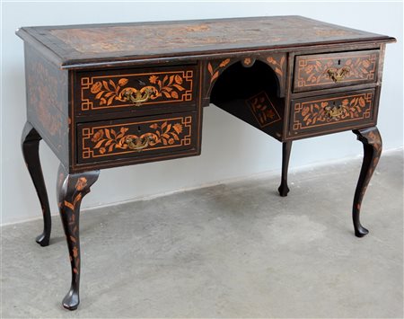 Scrivania olandese in legno ebanizzato riccamente intarsiata a motivi floreali