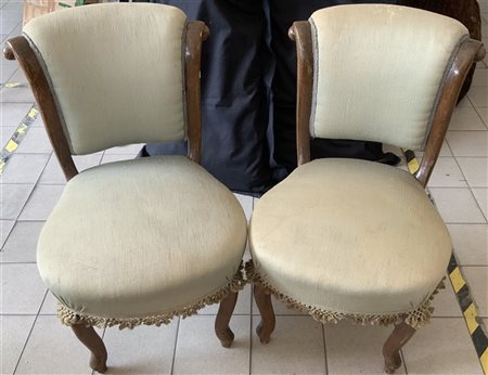 Coppia di poltroncine da camera con schienale e gambe mosse (difetti)