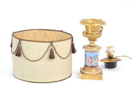 Lampada in porcellana decorata in policromia e doratura con scene classiche con