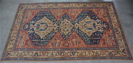 Tappeto Azeri, Caucaso, secolo XX.
Disegno a tre medaglioni concentrici decorat