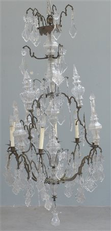 Lampadario a nove luci in metallo con fusto, pinnacoli e gocce in vetro (h cm 1