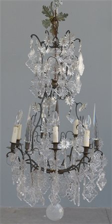 Lampadario a sei luci in metallo decorato con gocce e pinnacoli in vetro e cris