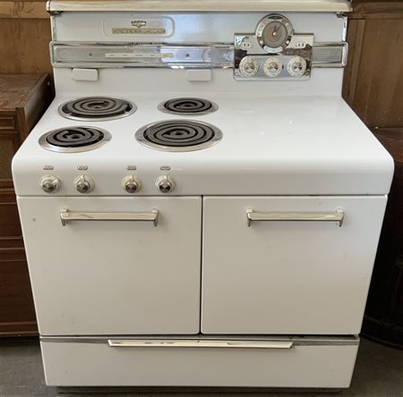 Cucina economica "Frigidaire" in metallo laccato bianco, anni '50 del secolo XX